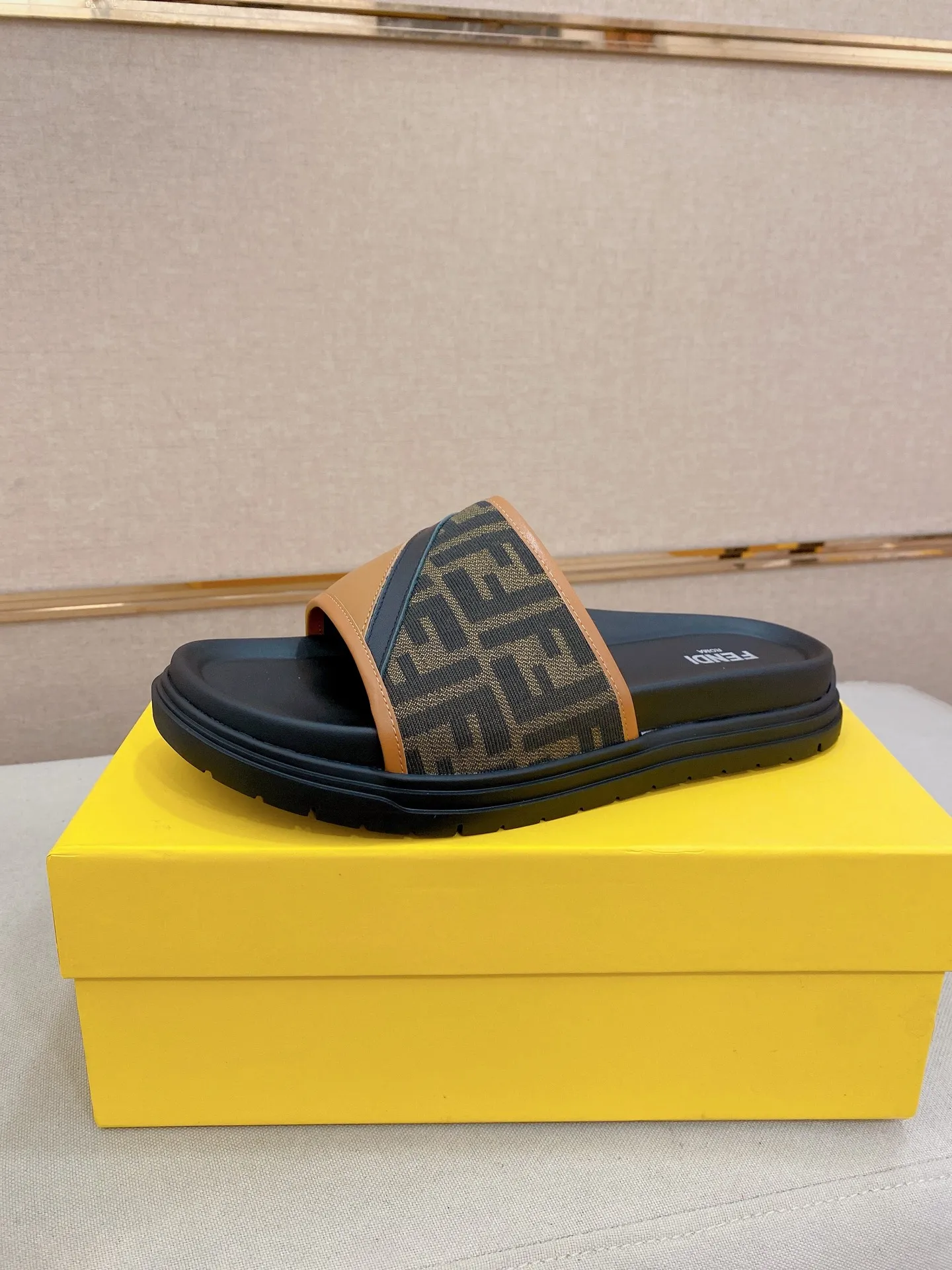 Factory price: 320💰 [Fendi Slippers] High-end brand of men's shoes, official website 1:1 latest masterpiece: original mold customization, the fabric is made of imported original materials, upgraded outsole, lighter and non-slip. The market's top quality, simple yet tasteful, a must-have for fashionistas, fashionable at your feet, full of confidence, the same style at the counter 👍The season of summer slippers is here. Code: 38-44 (45 is custom-made and cannot be returned or exchanged)